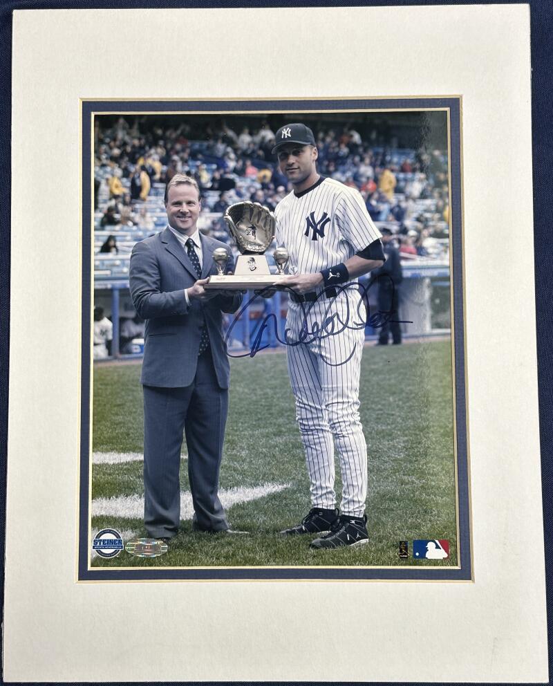 Derek Jeter Signed 8x10 Photo Gold Glove Award. Auto Steiner Image 1