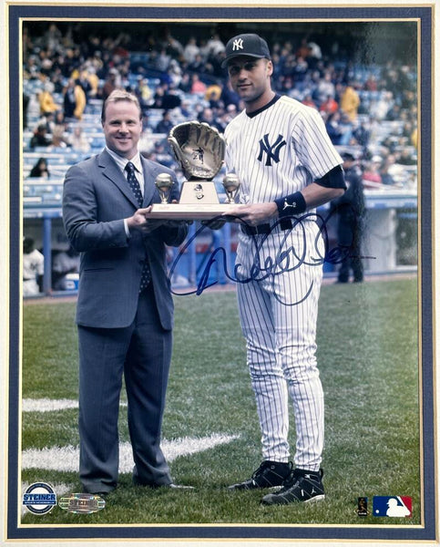 Derek Jeter Signed 8x10 Photo Gold Glove Award. Auto Steiner Image 2